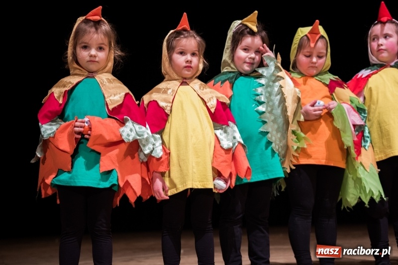 Zdjęcie w galerii na portalu naszraciborz.pl: Ptasie opowieści. Premiera przedstawienia grupy Małe Miodzio na deskach RCK  wiadomości z regionu