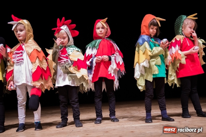 Zdjęcie w galerii na portalu naszraciborz.pl: Ptasie opowieści. Premiera przedstawienia grupy Małe Miodzio na deskach RCK  wiadomości z regionu