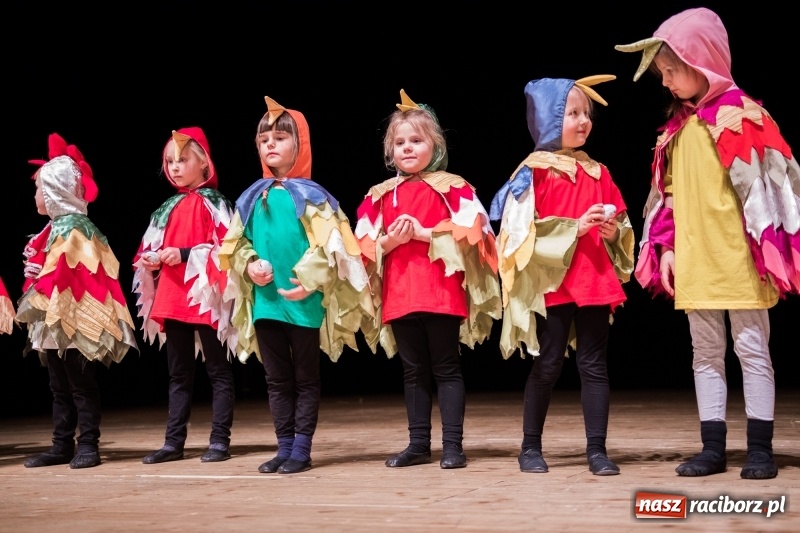 Zdjęcie w galerii na portalu naszraciborz.pl: Ptasie opowieści. Premiera przedstawienia grupy Małe Miodzio na deskach RCK  wiadomości z regionu