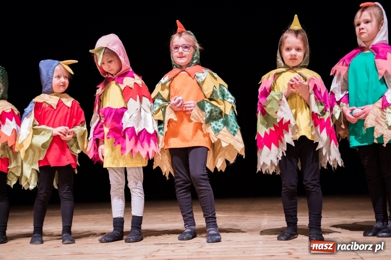 Zdjęcie w galerii na portalu naszraciborz.pl: Ptasie opowieści. Premiera przedstawienia grupy Małe Miodzio na deskach RCK  wiadomości z regionu