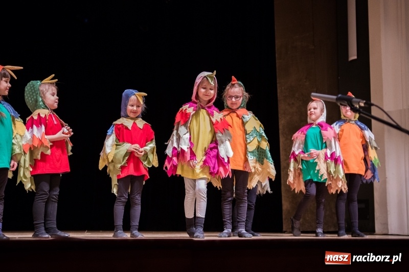 Zdjęcie w galerii na portalu naszraciborz.pl: Ptasie opowieści. Premiera przedstawienia grupy Małe Miodzio na deskach RCK  wiadomości z regionu