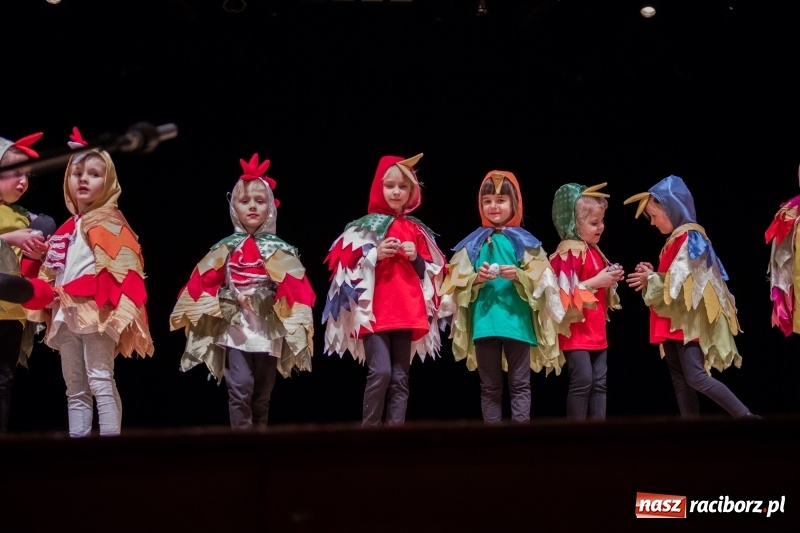 Zdjęcie w galerii na portalu naszraciborz.pl: Ptasie opowieści. Premiera przedstawienia grupy Małe Miodzio na deskach RCK  wiadomości z regionu