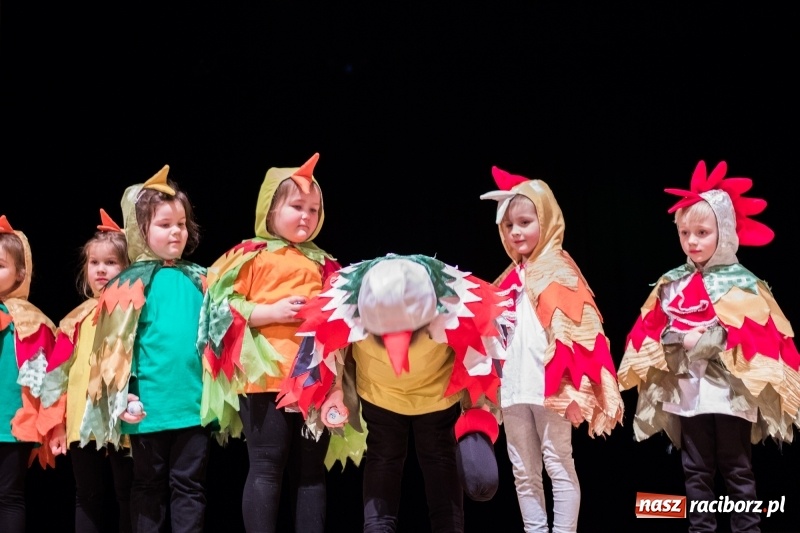 Zdjęcie w galerii na portalu naszraciborz.pl: Ptasie opowieści. Premiera przedstawienia grupy Małe Miodzio na deskach RCK  wiadomości z regionu