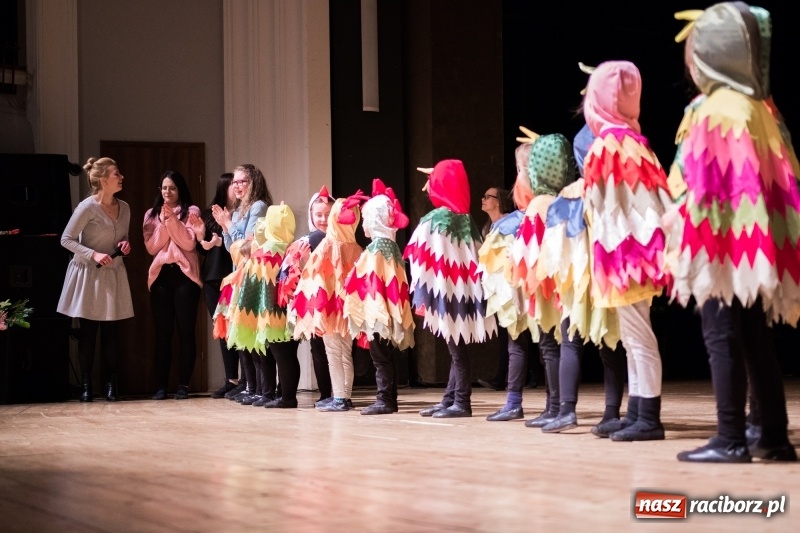 Zdjęcie w galerii na portalu naszraciborz.pl: Ptasie opowieści. Premiera przedstawienia grupy Małe Miodzio na deskach RCK  wiadomości z regionu