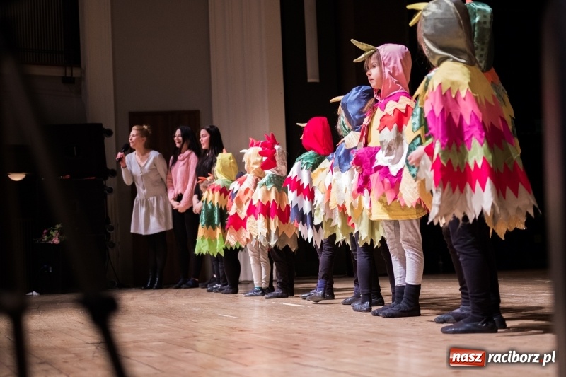 Zdjęcie w galerii na portalu naszraciborz.pl: Ptasie opowieści. Premiera przedstawienia grupy Małe Miodzio na deskach RCK  wiadomości z regionu