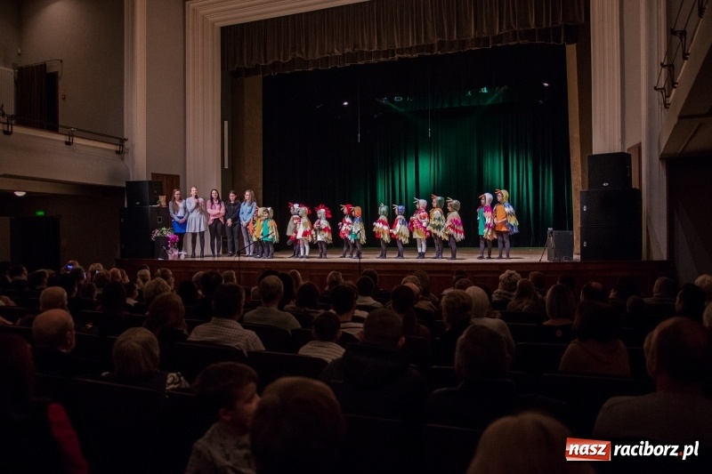Zdjęcie w galerii na portalu naszraciborz.pl: Ptasie opowieści. Premiera przedstawienia grupy Małe Miodzio na deskach RCK  wiadomości z regionu