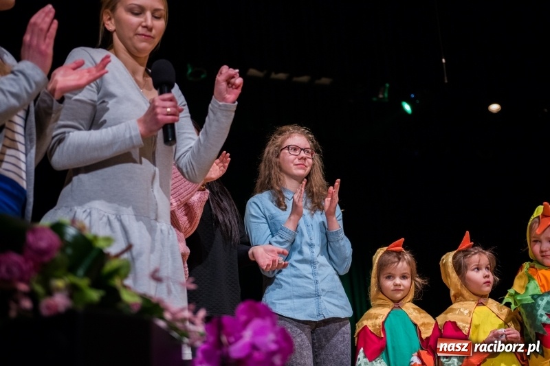 Zdjęcie w galerii na portalu naszraciborz.pl: Ptasie opowieści. Premiera przedstawienia grupy Małe Miodzio na deskach RCK  wiadomości z regionu