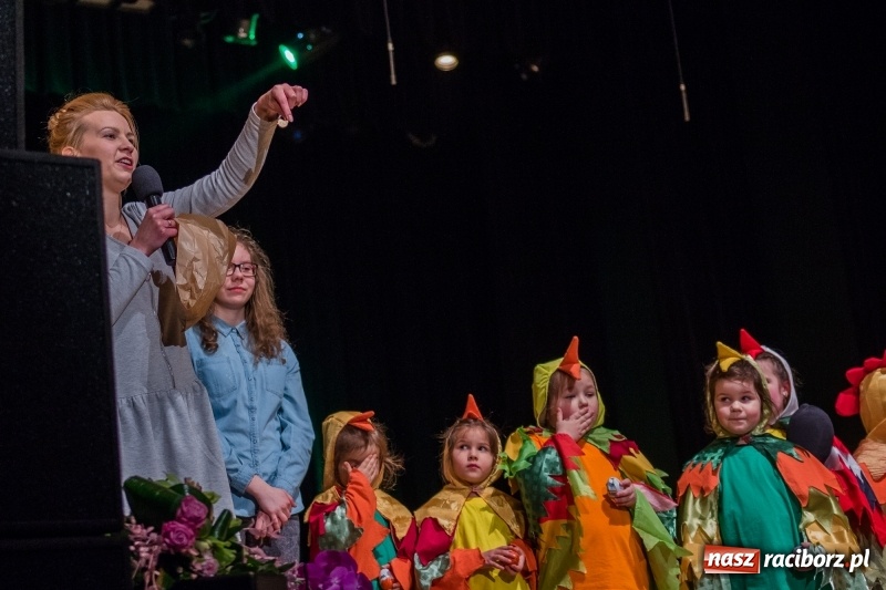 Zdjęcie w galerii na portalu naszraciborz.pl: Ptasie opowieści. Premiera przedstawienia grupy Małe Miodzio na deskach RCK  wiadomości z regionu