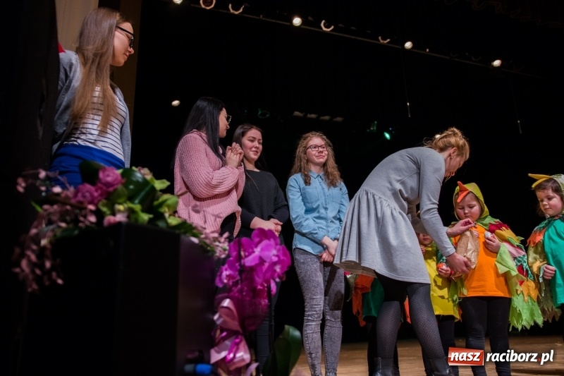 Zdjęcie w galerii na portalu naszraciborz.pl: Ptasie opowieści. Premiera przedstawienia grupy Małe Miodzio na deskach RCK  wiadomości z regionu