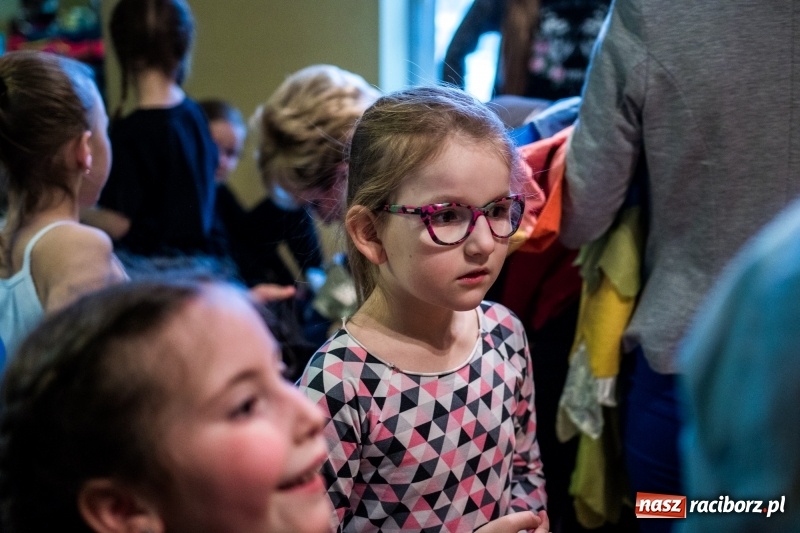 Zdjęcie w galerii na portalu naszraciborz.pl: Ptasie opowieści. Premiera przedstawienia grupy Małe Miodzio na deskach RCK  wiadomości z regionu