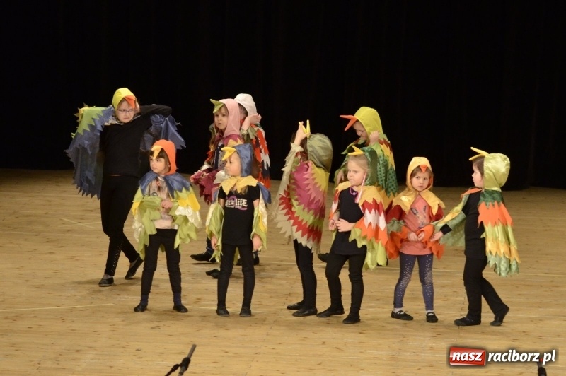 Zdjęcie w galerii na portalu naszraciborz.pl: Ptasie opowieści. Premiera przedstawienia grupy Małe Miodzio na deskach RCK  wiadomości z regionu