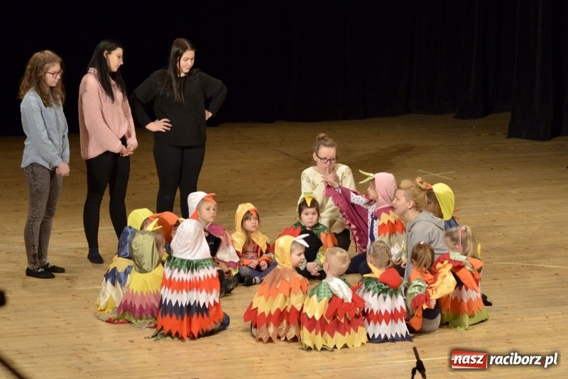 Zdjęcie w galerii na portalu naszraciborz.pl: Ptasie opowieści. Premiera przedstawienia grupy Małe Miodzio na deskach RCK  wiadomości z regionu