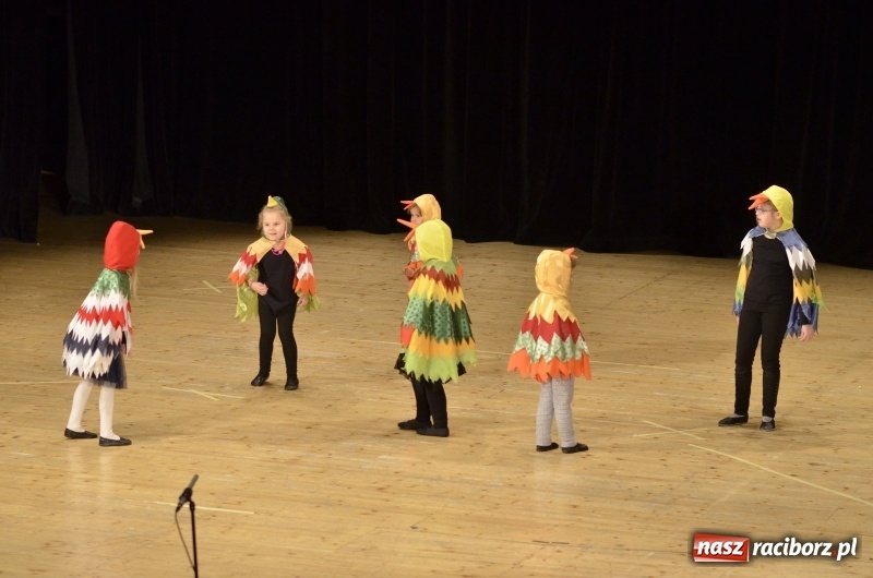 Zdjęcie w galerii na portalu naszraciborz.pl: Ptasie opowieści. Premiera przedstawienia grupy Małe Miodzio na deskach RCK  wiadomości z regionu