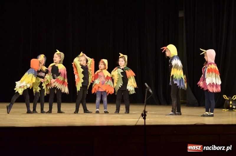 Zdjęcie w galerii na portalu naszraciborz.pl: Ptasie opowieści. Premiera przedstawienia grupy Małe Miodzio na deskach RCK  wiadomości z regionu