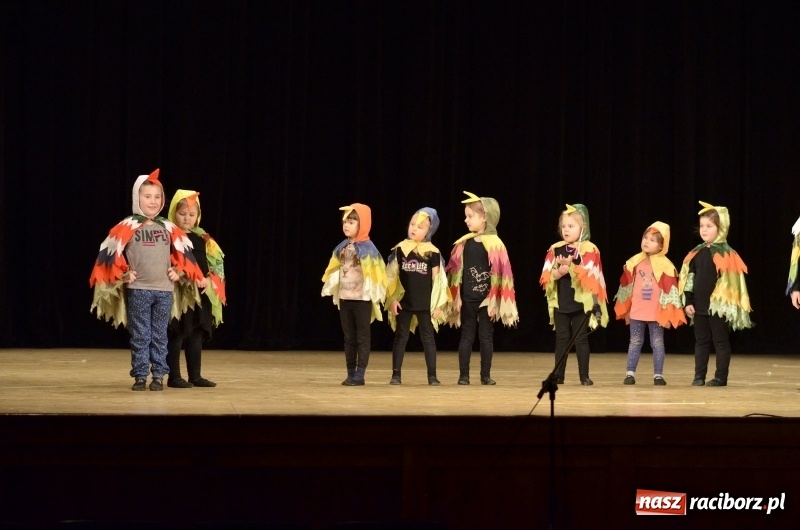 Zdjęcie w galerii na portalu naszraciborz.pl: Ptasie opowieści. Premiera przedstawienia grupy Małe Miodzio na deskach RCK  wiadomości z regionu