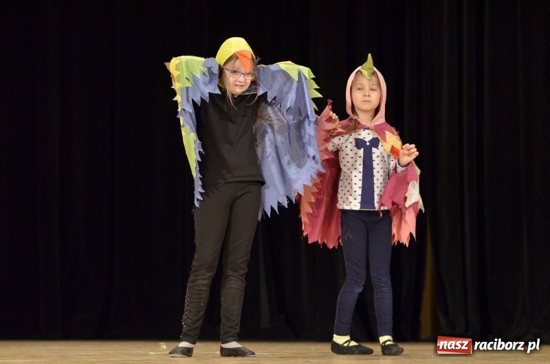 Zdjęcie w galerii na portalu naszraciborz.pl: Ptasie opowieści. Premiera przedstawienia grupy Małe Miodzio na deskach RCK  wiadomości z regionu