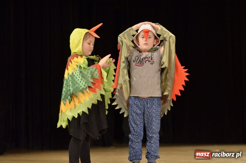 Zdjęcie w galerii na portalu naszraciborz.pl: Ptasie opowieści. Premiera przedstawienia grupy Małe Miodzio na deskach RCK  wiadomości z regionu
