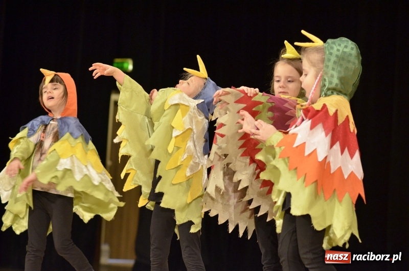 Zdjęcie w galerii na portalu naszraciborz.pl: Ptasie opowieści. Premiera przedstawienia grupy Małe Miodzio na deskach RCK  wiadomości z regionu