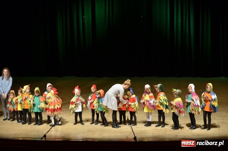 Zdjęcie w galerii na portalu naszraciborz.pl: Ptasie opowieści. Premiera przedstawienia grupy Małe Miodzio na deskach RCK  wiadomości z regionu