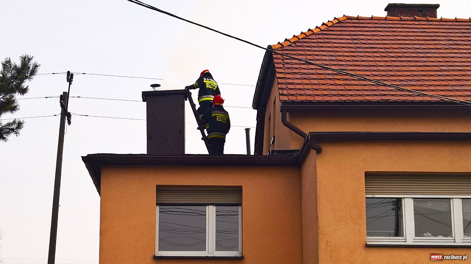Zdjęcie w galerii na portalu naszraciborz.pl: Pożar sadzy w kominie w Borucinie wiadomości z regionu