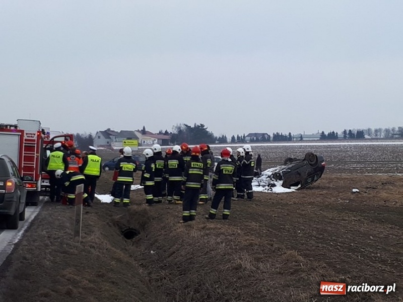 Zdjęcie w galerii na portalu naszraciborz.pl: Kolizja na DK45 Racibórz-Bieńkowice. 27-latek zjechał z drogi, aby uniknąć zderzenia, a następnie dachował  wiadomości z regionu