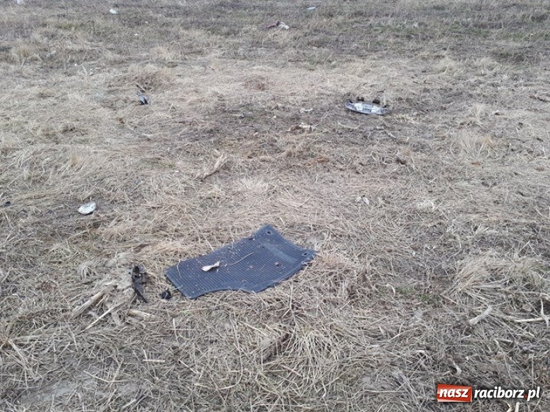 Zdjęcie w galerii na portalu naszraciborz.pl: Kolizja na DK45 Racibórz-Bieńkowice. 27-latek zjechał z drogi, aby uniknąć zderzenia, a następnie dachował  wiadomości z regionu