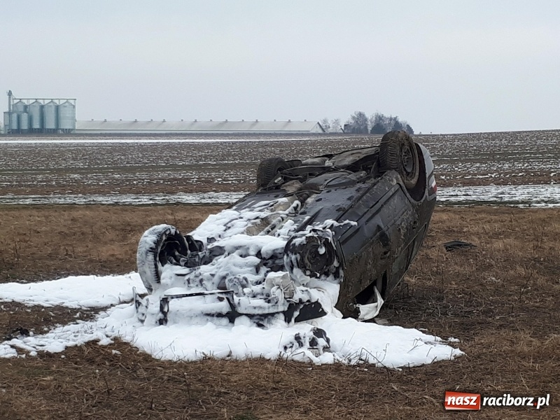 Zdjęcie w galerii na portalu naszraciborz.pl: Kolizja na DK45 Racibórz-Bieńkowice. 27-latek zjechał z drogi, aby uniknąć zderzenia, a następnie dachował  wiadomości z regionu