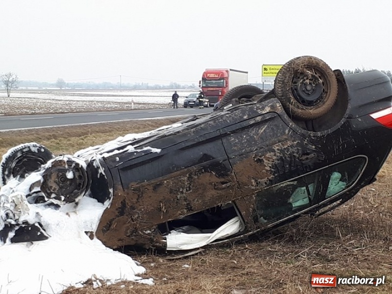 Zdjęcie w galerii na portalu naszraciborz.pl: Kolizja na DK45 Racibórz-Bieńkowice. 27-latek zjechał z drogi, aby uniknąć zderzenia, a następnie dachował  wiadomości z regionu