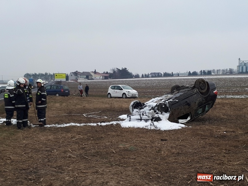 Zdjęcie w galerii na portalu naszraciborz.pl: Kolizja na DK45 Racibórz-Bieńkowice. 27-latek zjechał z drogi, aby uniknąć zderzenia, a następnie dachował  wiadomości z regionu