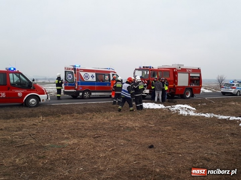 Zdjęcie w galerii na portalu naszraciborz.pl: Kolizja na DK45 Racibórz-Bieńkowice. 27-latek zjechał z drogi, aby uniknąć zderzenia, a następnie dachował  wiadomości z regionu