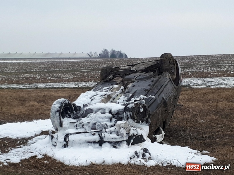 Zdjęcie w galerii na portalu naszraciborz.pl: Kolizja na DK45 Racibórz-Bieńkowice. 27-latek zjechał z drogi, aby uniknąć zderzenia, a następnie dachował  wiadomości z regionu