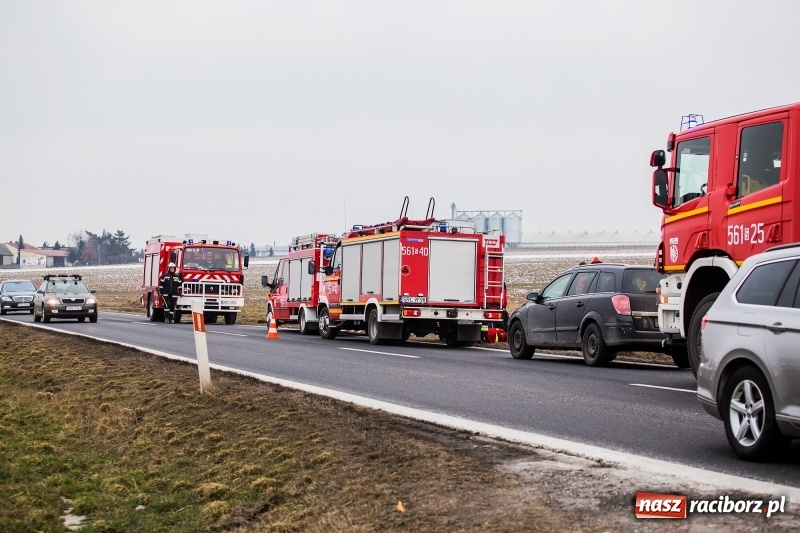 Zdjęcie w galerii na portalu naszraciborz.pl: Kolizja na DK45 Racibórz-Bieńkowice. 27-latek zjechał z drogi, aby uniknąć zderzenia, a następnie dachował  wiadomości z regionu