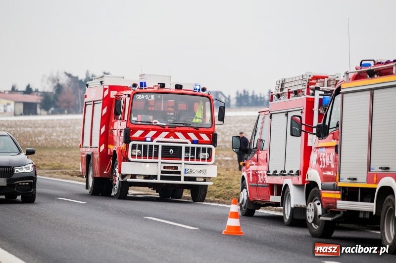 Zdjęcie w galerii na portalu naszraciborz.pl: Kolizja na DK45 Racibórz-Bieńkowice. 27-latek zjechał z drogi, aby uniknąć zderzenia, a następnie dachował  wiadomości z regionu