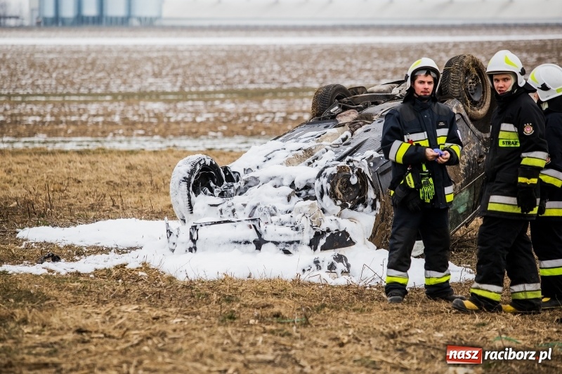 Zdjęcie w galerii na portalu naszraciborz.pl: Kolizja na DK45 Racibórz-Bieńkowice. 27-latek zjechał z drogi, aby uniknąć zderzenia, a następnie dachował  wiadomości z regionu