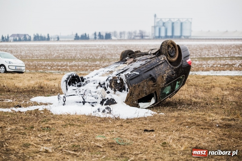 Zdjęcie w galerii na portalu naszraciborz.pl: Kolizja na DK45 Racibórz-Bieńkowice. 27-latek zjechał z drogi, aby uniknąć zderzenia, a następnie dachował  wiadomości z regionu