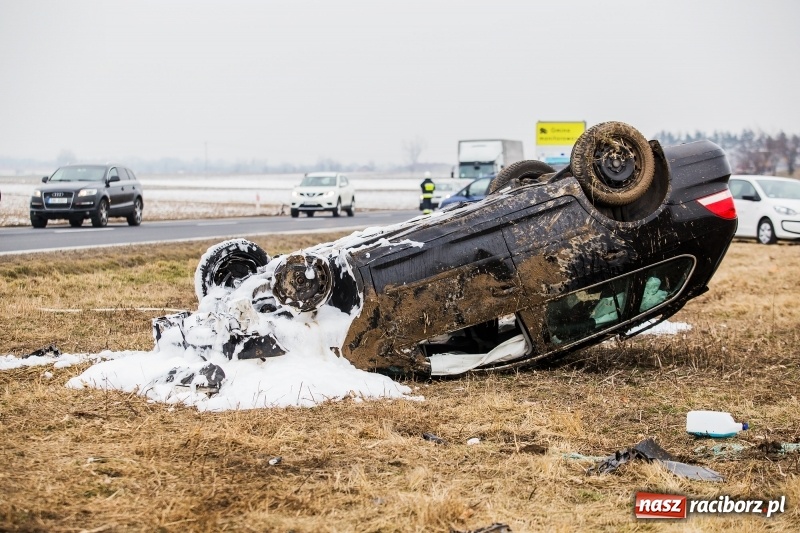 Zdjęcie w galerii na portalu naszraciborz.pl: Kolizja na DK45 Racibórz-Bieńkowice. 27-latek zjechał z drogi, aby uniknąć zderzenia, a następnie dachował  wiadomości z regionu