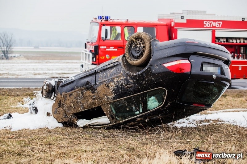Zdjęcie w galerii na portalu naszraciborz.pl: Kolizja na DK45 Racibórz-Bieńkowice. 27-latek zjechał z drogi, aby uniknąć zderzenia, a następnie dachował  wiadomości z regionu