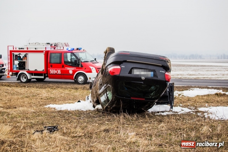 Zdjęcie w galerii na portalu naszraciborz.pl: Kolizja na DK45 Racibórz-Bieńkowice. 27-latek zjechał z drogi, aby uniknąć zderzenia, a następnie dachował  wiadomości z regionu