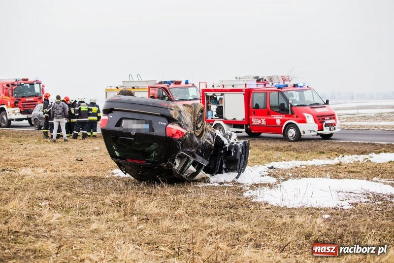 Zdjęcie w galerii na portalu naszraciborz.pl: Kolizja na DK45 Racibórz-Bieńkowice. 27-latek zjechał z drogi, aby uniknąć zderzenia, a następnie dachował  wiadomości z regionu