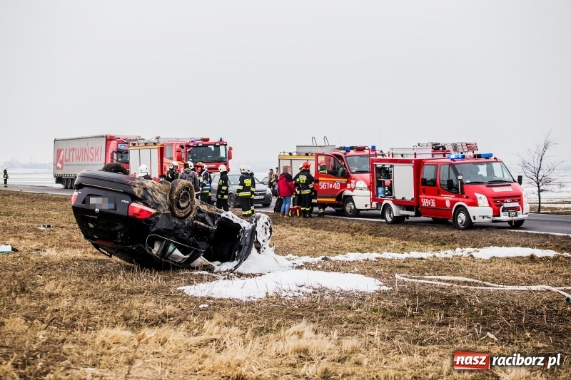 Zdjęcie w galerii na portalu naszraciborz.pl: Kolizja na DK45 Racibórz-Bieńkowice. 27-latek zjechał z drogi, aby uniknąć zderzenia, a następnie dachował  wiadomości z regionu