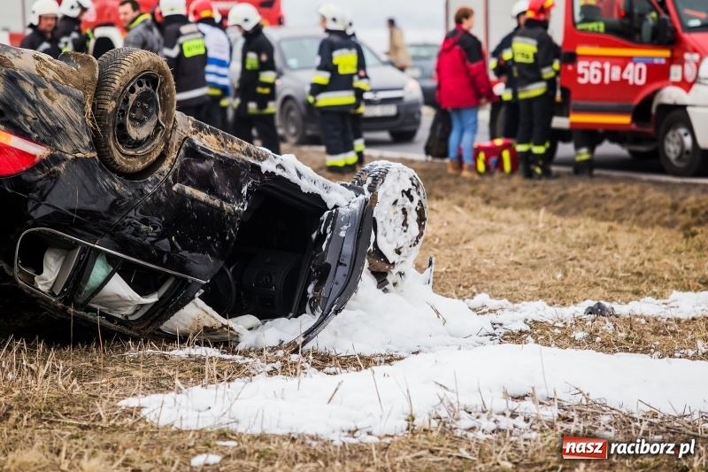 Zdjęcie w galerii na portalu naszraciborz.pl: Kolizja na DK45 Racibórz-Bieńkowice. 27-latek zjechał z drogi, aby uniknąć zderzenia, a następnie dachował  wiadomości z regionu