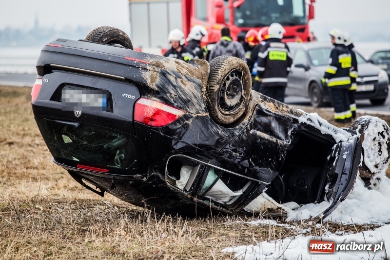 Zdjęcie w galerii na portalu naszraciborz.pl: Kolizja na DK45 Racibórz-Bieńkowice. 27-latek zjechał z drogi, aby uniknąć zderzenia, a następnie dachował  wiadomości z regionu