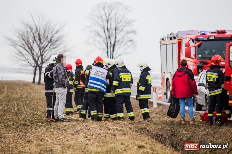 Zdjęcie w galerii na portalu naszraciborz.pl: Kolizja na DK45 Racibórz-Bieńkowice. 27-latek zjechał z drogi, aby uniknąć zderzenia, a następnie dachował  wiadomości z regionu