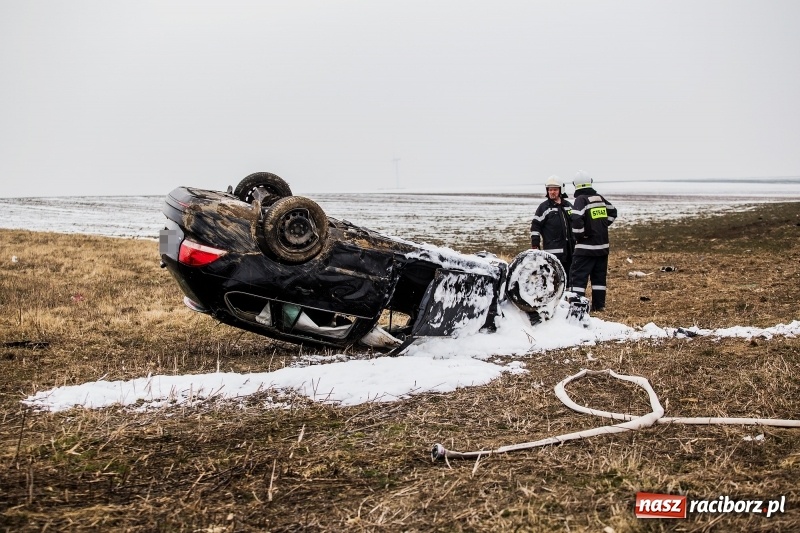 Zdjęcie w galerii na portalu naszraciborz.pl: Kolizja na DK45 Racibórz-Bieńkowice. 27-latek zjechał z drogi, aby uniknąć zderzenia, a następnie dachował  wiadomości z regionu