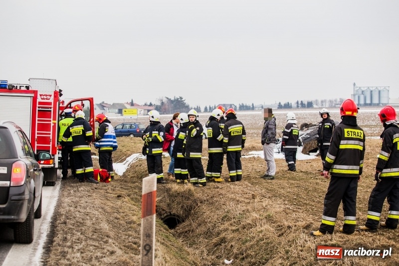 Zdjęcie w galerii na portalu naszraciborz.pl: Kolizja na DK45 Racibórz-Bieńkowice. 27-latek zjechał z drogi, aby uniknąć zderzenia, a następnie dachował  wiadomości z regionu