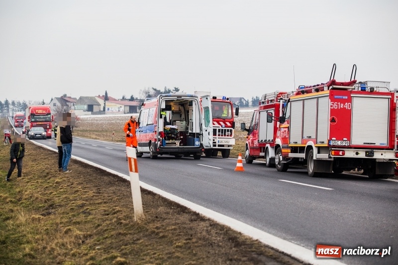 Zdjęcie w galerii na portalu naszraciborz.pl: Kolizja na DK45 Racibórz-Bieńkowice. 27-latek zjechał z drogi, aby uniknąć zderzenia, a następnie dachował  wiadomości z regionu