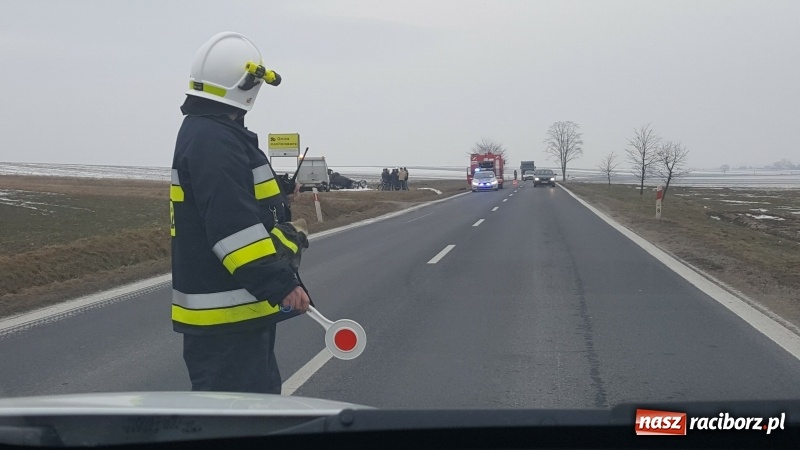 Zdjęcie w galerii na portalu naszraciborz.pl: Kolizja na DK45 Racibórz-Bieńkowice. 27-latek zjechał z drogi, aby uniknąć zderzenia, a następnie dachował  wiadomości z regionu