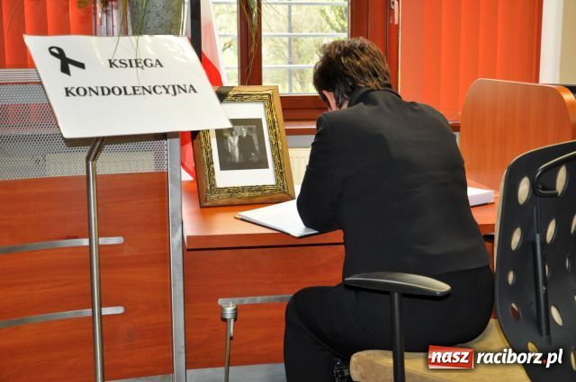 Zdjęcie w galerii na portalu naszraciborz.pl: Kolejek do księgi nie ma wiadomości z regionu