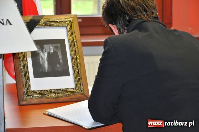 Zdjęcie w galerii na portalu naszraciborz.pl: Kolejek do księgi nie ma wiadomości z regionu