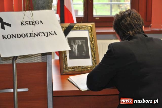 Zdjęcie w galerii na portalu naszraciborz.pl: Kolejek do księgi nie ma wiadomości z regionu